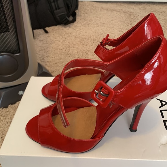 Red pumps - Picture 2 of 4